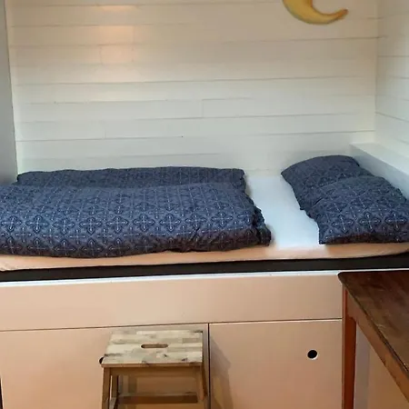 Tinebua Basecamp Senja אכסניה *