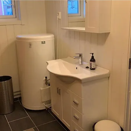 Tinebua Basecamp Senja אכסניה