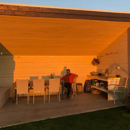 אכסניה Tinebua Basecamp Senja Berg (Troms)