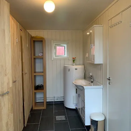 Tinebua Basecamp Senja אכסניה